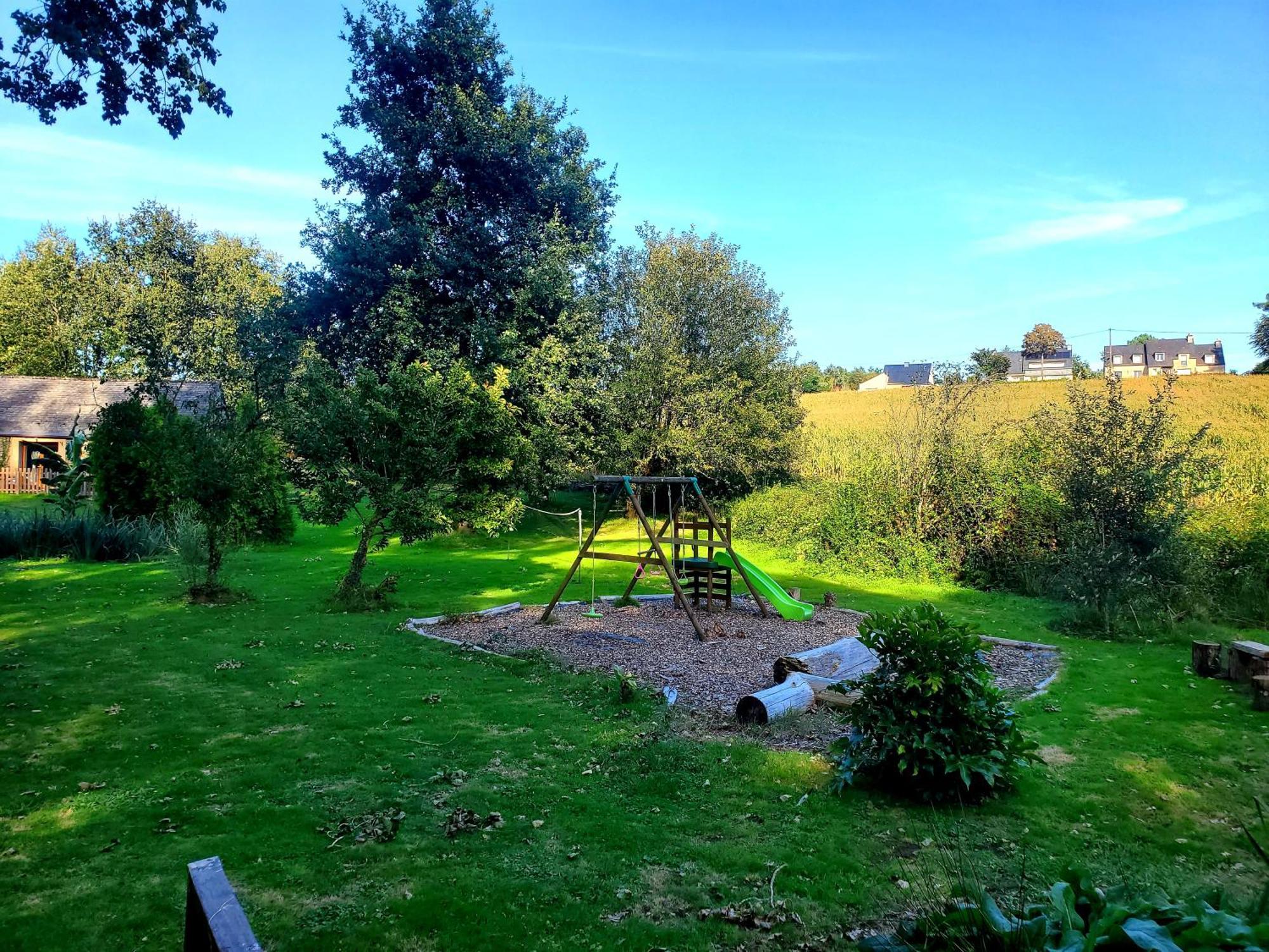 Le Vieux Moulin Gites - Detached Cottage With Garden Views And Pool Guegon Exterior foto